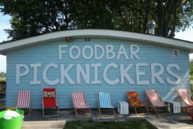 Gevelreclame picknickers geheel