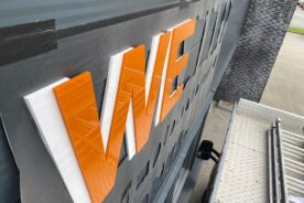 Gevelreclame Zwennes closeup